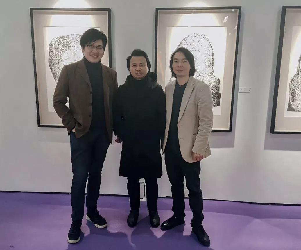 （左起）凡达利艺术顾问董事经理杨天渡先生，艺术家刘应武先生，青年艺术家苏迎春